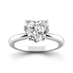 טבעת אירוסין קלאסית סוליטר עם יהלום מרכזי בצורת לב